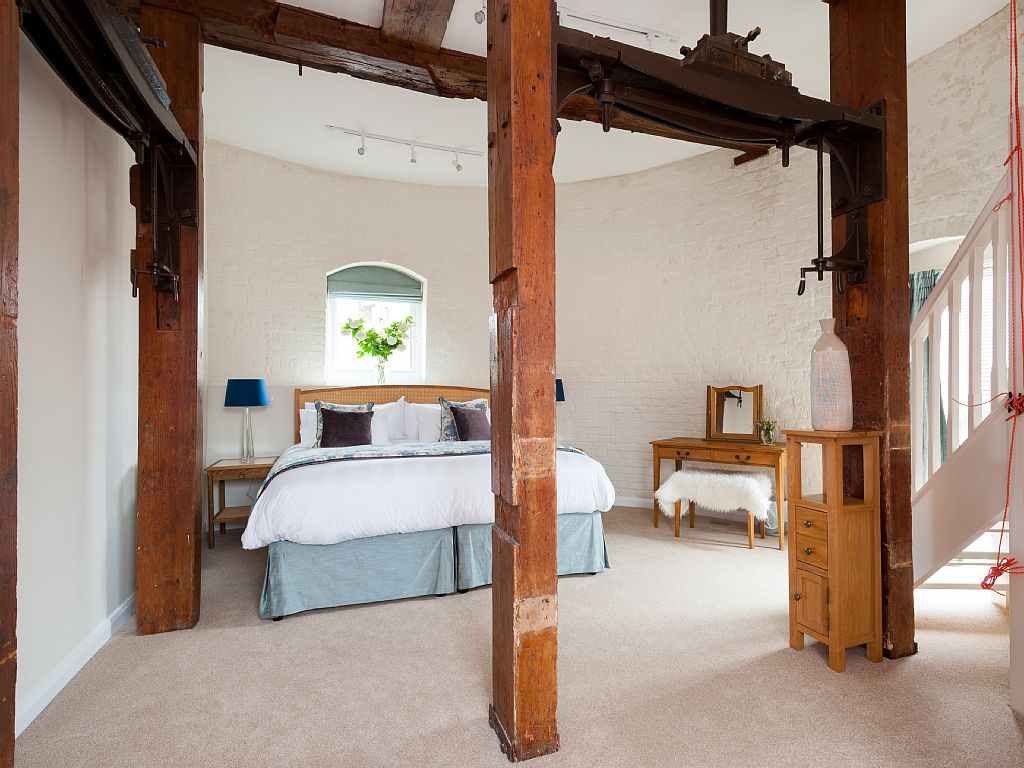 Large bed, with woodern beams